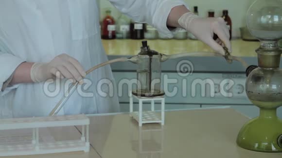 科学家用试剂和烧瓶做实验的特写部分视图生物技术研究的进展视频的预览图
