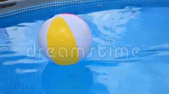 泳滩球浮在游泳池中移动视频的预览图