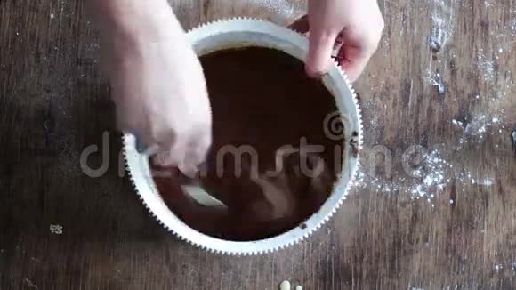 顶部景观搅拌巧克力饼干面团与勺子在碗加速视频视频的预览图
