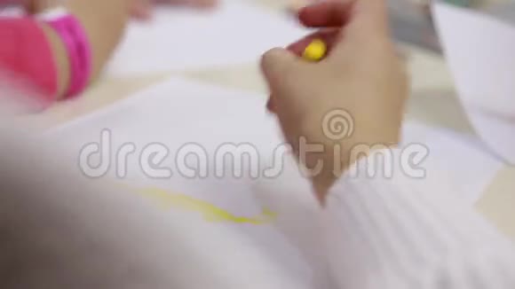 人类用铅笔和橡皮擦写东西视频的预览图