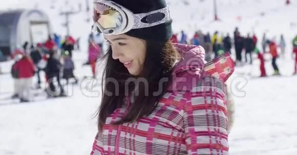 年轻女子滑雪度假视频的预览图