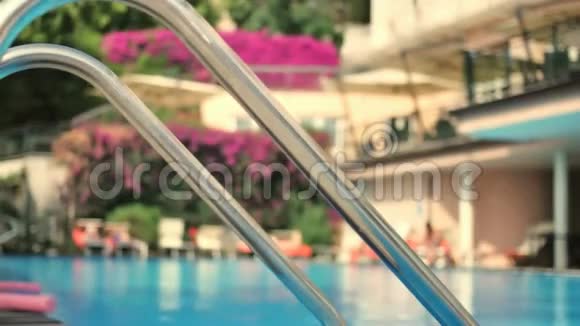 豪华酒店提供游泳池栏杆酒吧视频的预览图