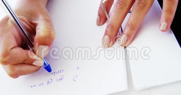 女人在白纸上做笔记视频的预览图