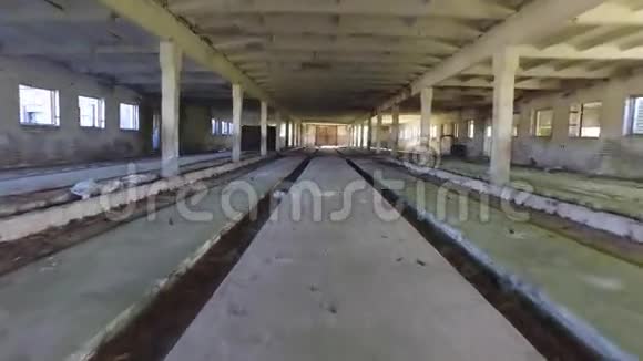 废弃的建筑穿过走廊的摄像头斯坦迪卡姆顺利追踪视频的预览图