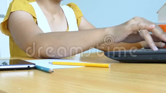 女性的手在笔记本电脑上打字和纸上写字隐喻网络与商业营销理念视频的预览图