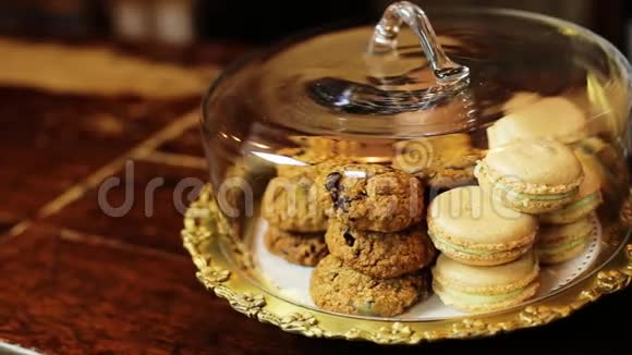 一些杏仁饼干和玻璃钟罐里的饼干视频的预览图