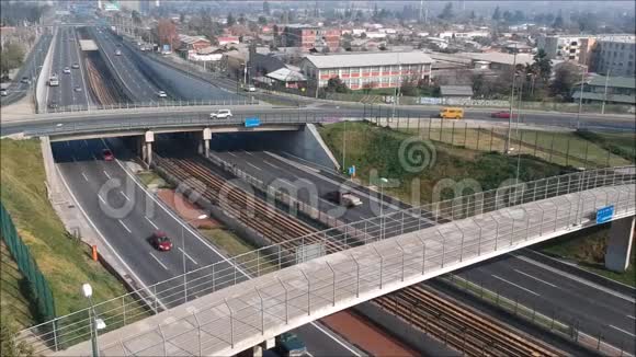 智利铁路公路和桥梁的鸟瞰图视频的预览图