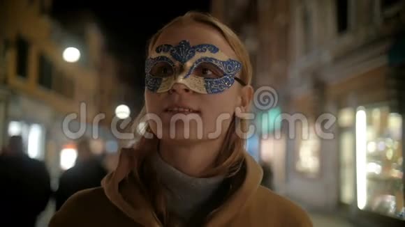 意大利威尼斯狂欢节女面具漫步视频的预览图