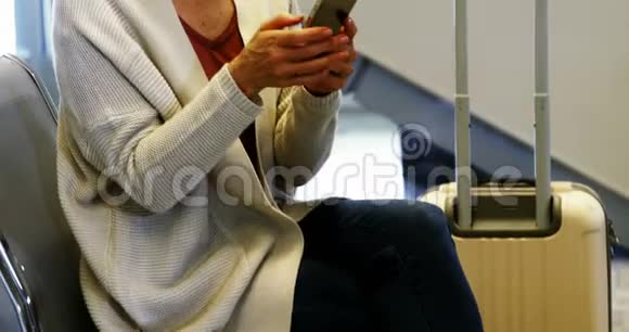 在等候区打手机的女人视频的预览图