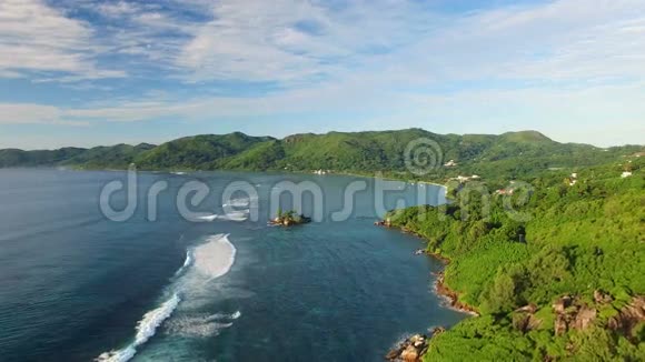 鸟瞰AnseRoyale海岸印度洋海水清澈塞舌尔马河岛青山绿水4kUHD视频的预览图
