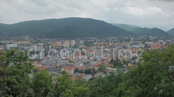 多云天气下的小奥地利小镇视频的预览图