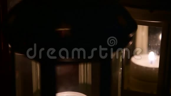 黑色背景上的灯和蜡烛圣诞节主题视频的预览图