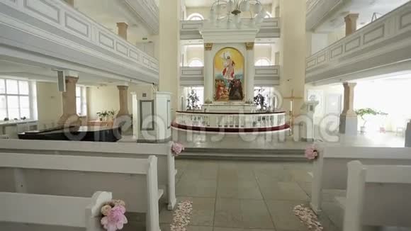 教堂准备举行婚礼视频的预览图