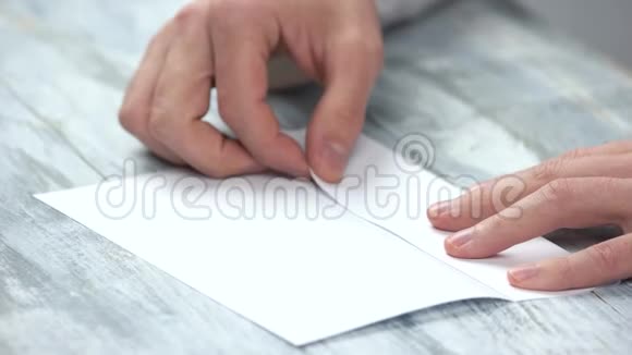 男手折叠白纸张视频的预览图