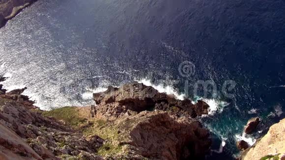 奇妙的空中拍摄马略卡悬崖线与深蓝色的水视频的预览图