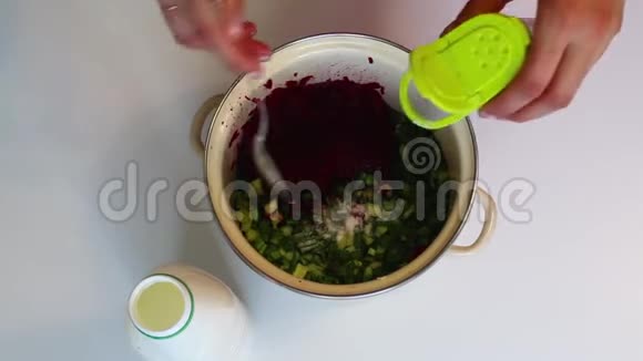 女人用kefir倒碎的蔬菜香肠和鸡蛋做一个不需要烹饪的汤视频的预览图