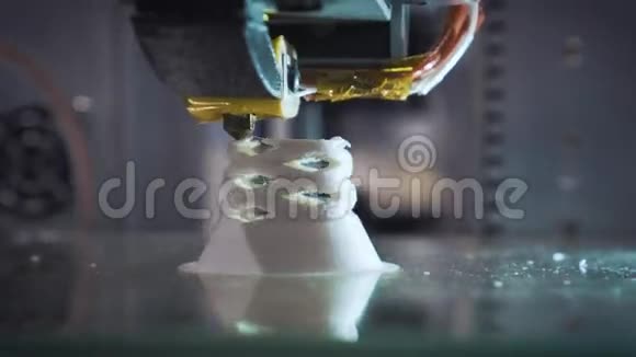 工作3d打印机序列3D打印机打印一个塑料零件也许是一件珠宝或一件艺术品视频的预览图