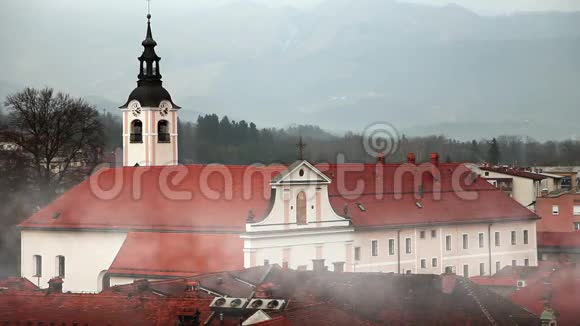 在斯洛文尼亚的卡姆尼克教堂仍有晨雾视频的预览图