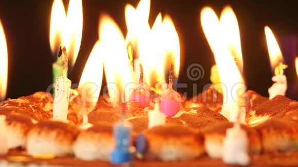 女人吹灭生日蛋糕上的蜡烛蜡烛熄灭了视频的预览图