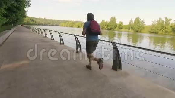 早晨老人在河堤上慢动作训练视频的预览图