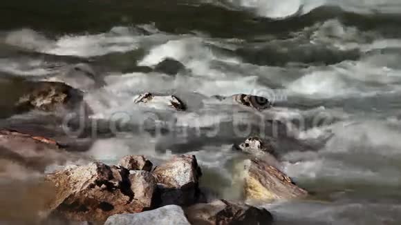 仍然有河流穿过岩石的镜头视频的预览图