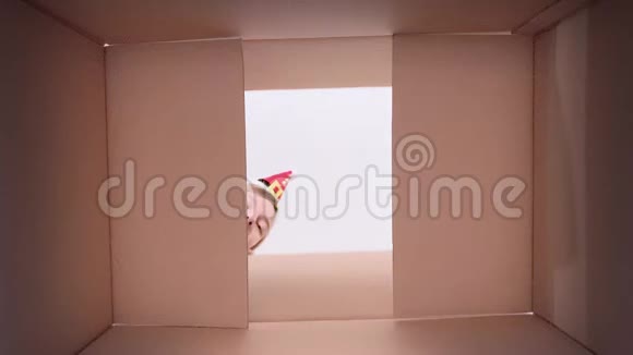 女孩打开纸板箱视频的预览图