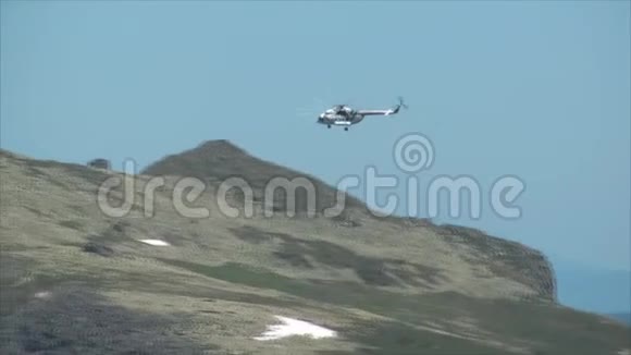 直升机飞过山峡视频的预览图