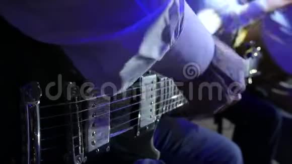 音乐家穿着白色衬衫玩电动视频的预览图