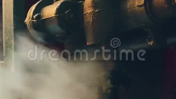 工业发动机排气蒸汽的超封闭视频的预览图