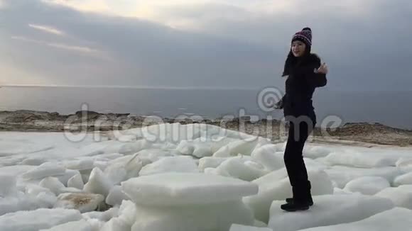 在冬天女孩在海湾附近美丽地跳舞视频的预览图