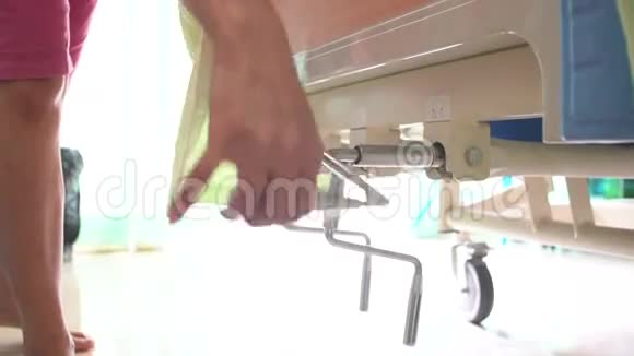躺在医院手动病床上的女性手的慢镜头视频的预览图
