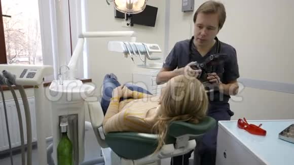做女人照片的牙医会微笑视频的预览图