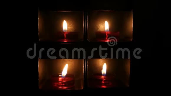 在天主教教堂的黑暗中在一个特殊的壁龛里燃烧着美丽的红色圆形祈祷蜡烛视频的预览图