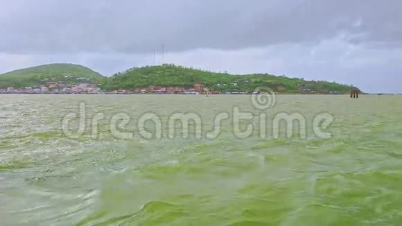 碧波荡漾碧波荡漾多云的天空映衬着青山岛视频的预览图