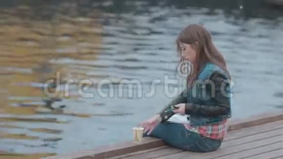 可爱的女孩坐在木墩上有照片和视频的预览图
