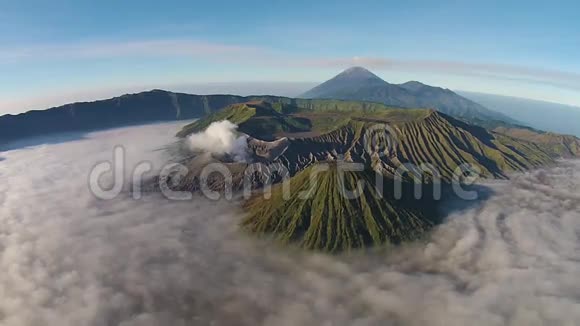空中布罗莫火山日出腾格塞默鲁国家公园东爪哇印度尼西亚视频的预览图