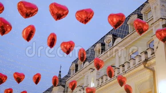 红色心形气球在风中飘扬视频的预览图