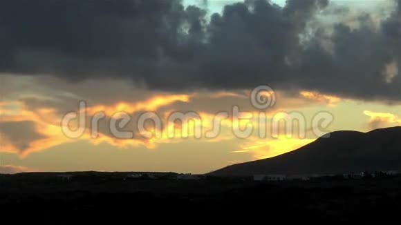 时间在甜点中的日出与燃烧的天空和飘浮的云彩在山脉上视频的预览图