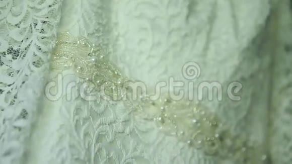 一件新娘婚纱的细节视频的预览图