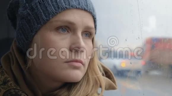 沮丧和悲伤的女人乘公共汽车在雨天旅行视频的预览图