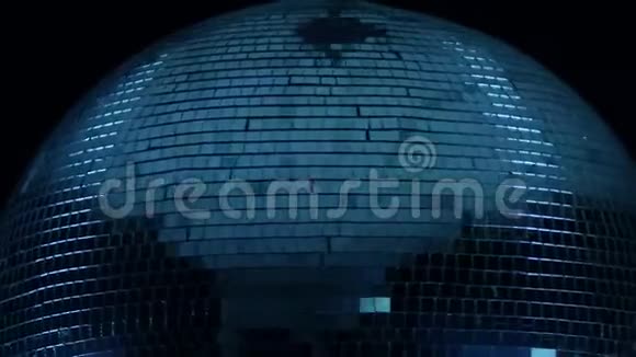 迪斯科球在黑色背景下旋转的中心特写视频的预览图