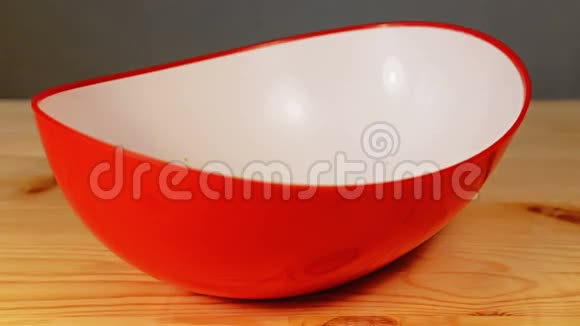 爆米花掉进了一个红碗里在家看电影前做好准备视频的预览图