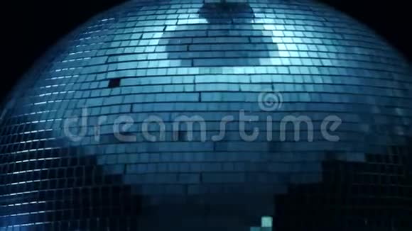 镜面迪斯科球在黑色背景上旋转的中心靠近视频的预览图