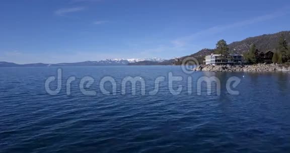 飞越太浩湖的水面视频的预览图