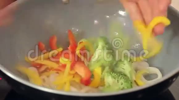 在炒锅里炖鱿鱼和蔬菜视频的预览图