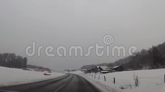 汽车里有摄像头高速公路上有雪视频的预览图