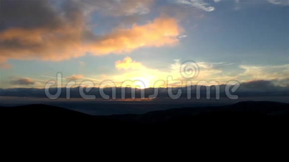 橙色的云彩在夕阳的映衬下蓝天的时光翻来覆去视频的预览图