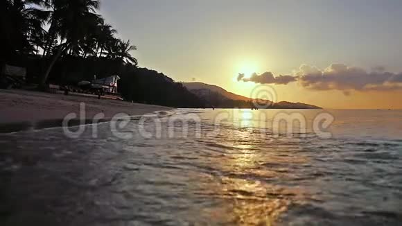 热带夕阳在海面上缓慢地溅起浪花1920x1080视频的预览图