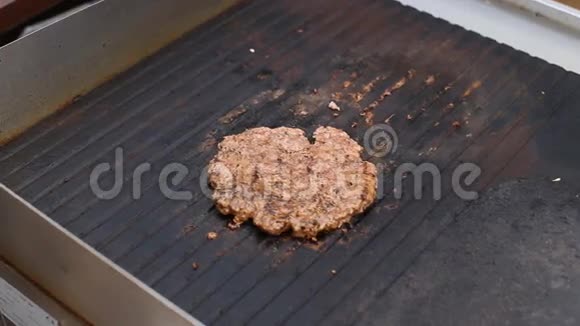 汉堡包切块在网格上烧烤视频的预览图