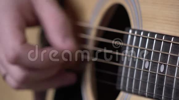 弹吉他的人专注于弦乐关闭视频的预览图